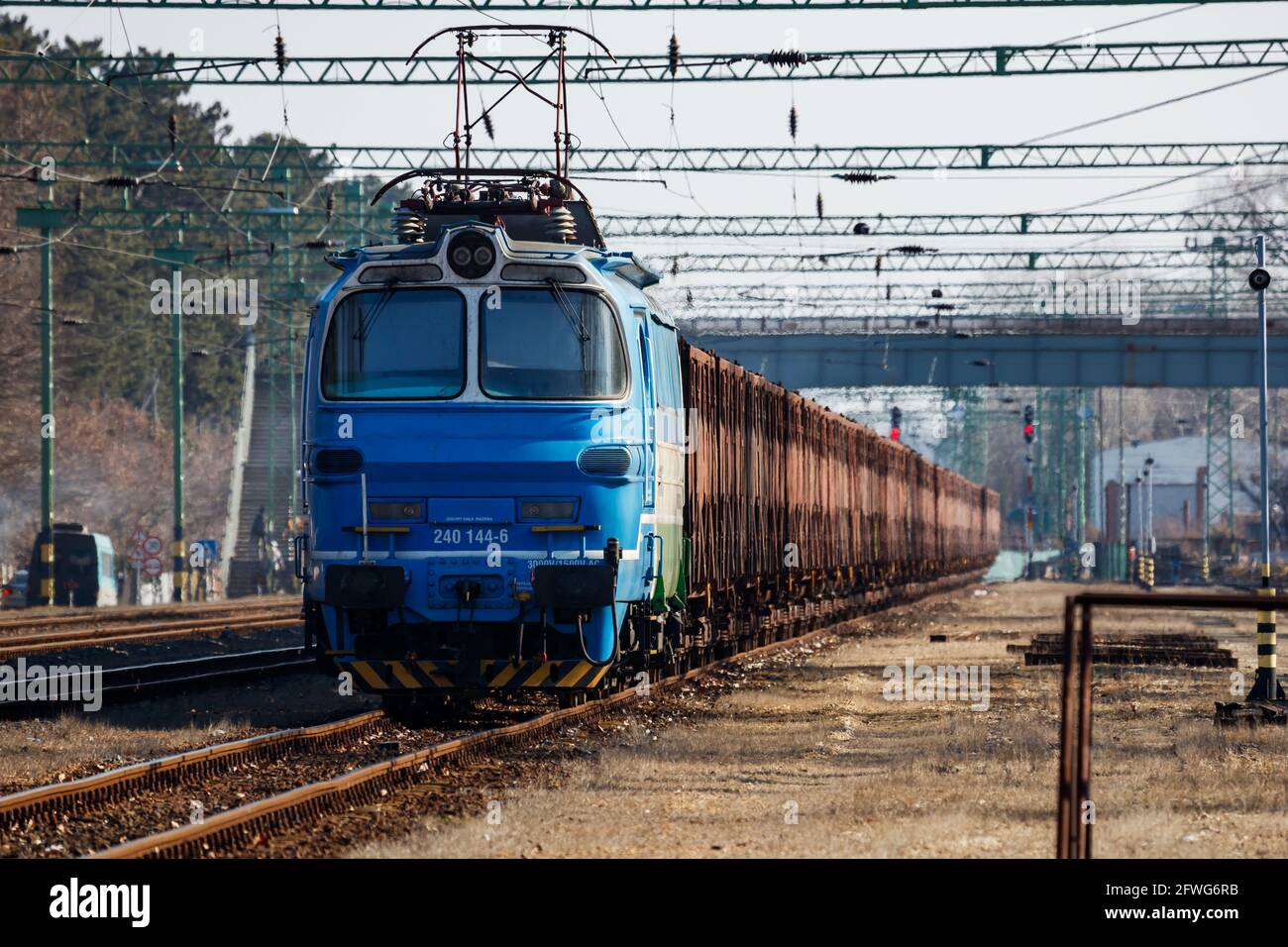 Siofok, Ungheria - 28 febbraio 2021: Trasporto ferroviario internazionale. Carro ferroviario per il trasporto merci alla stazione ferroviaria. Trasporto e spedizione globale. Foto Stock