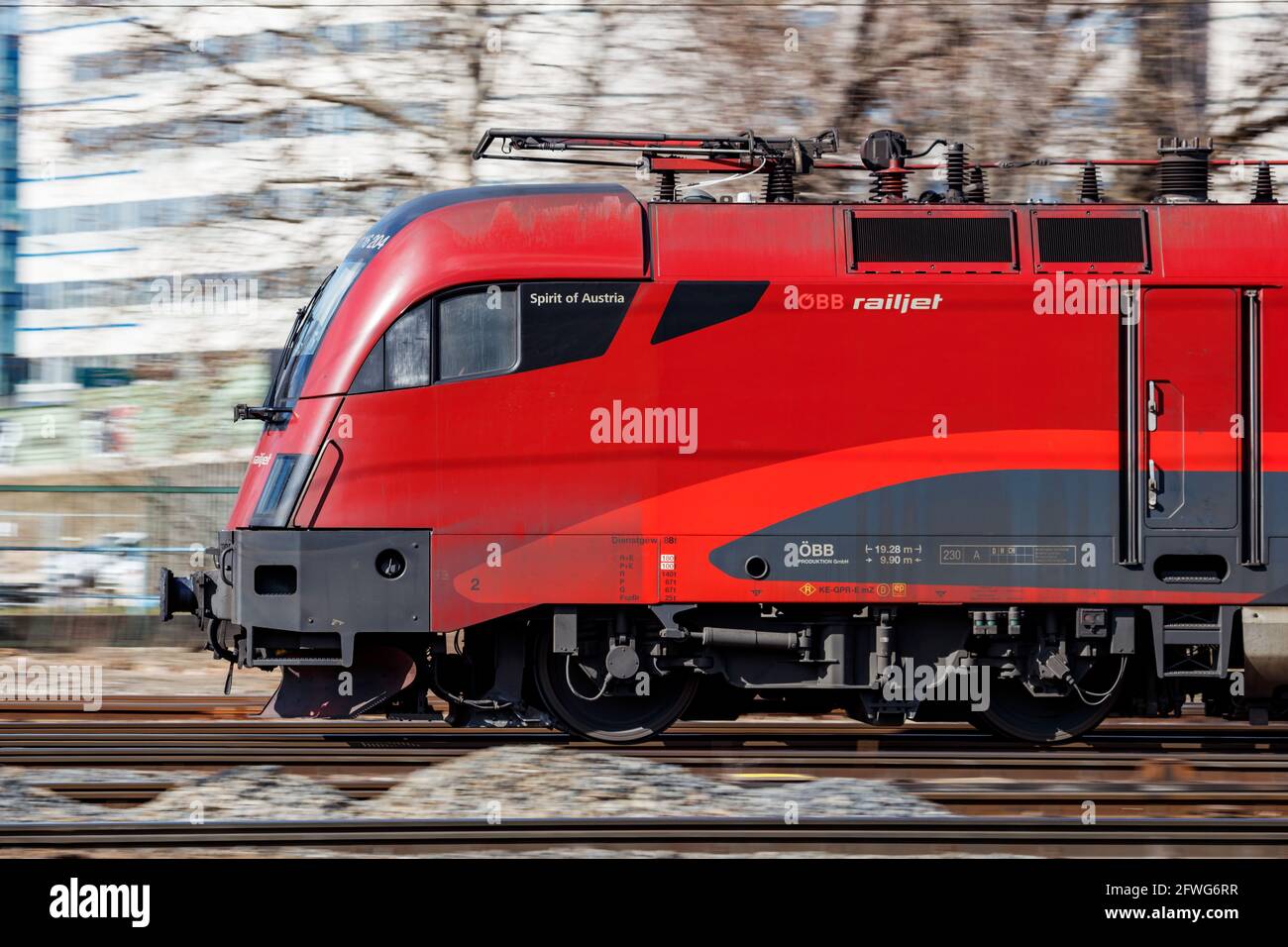 Budapest, Ungheria - 13 marzo 2021: Locomotiva alla stazione ferroviaria. Trasporto internazionale. Viaggi globali. Trasporti pubblici. Foto Stock