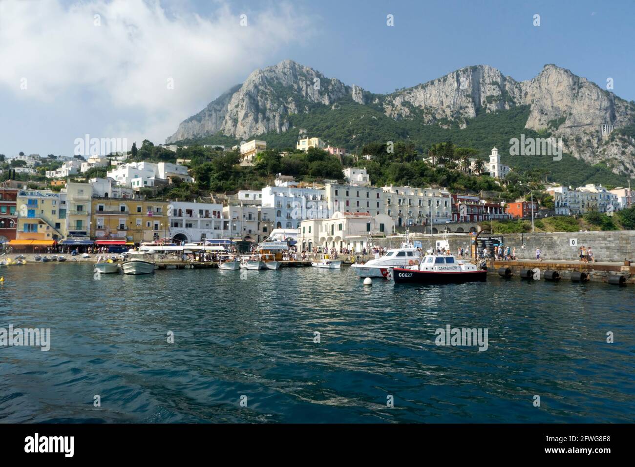 Marina Grande con il Monte Solaro in lontananza Isola di Capri Campania Italia Foto Stock
