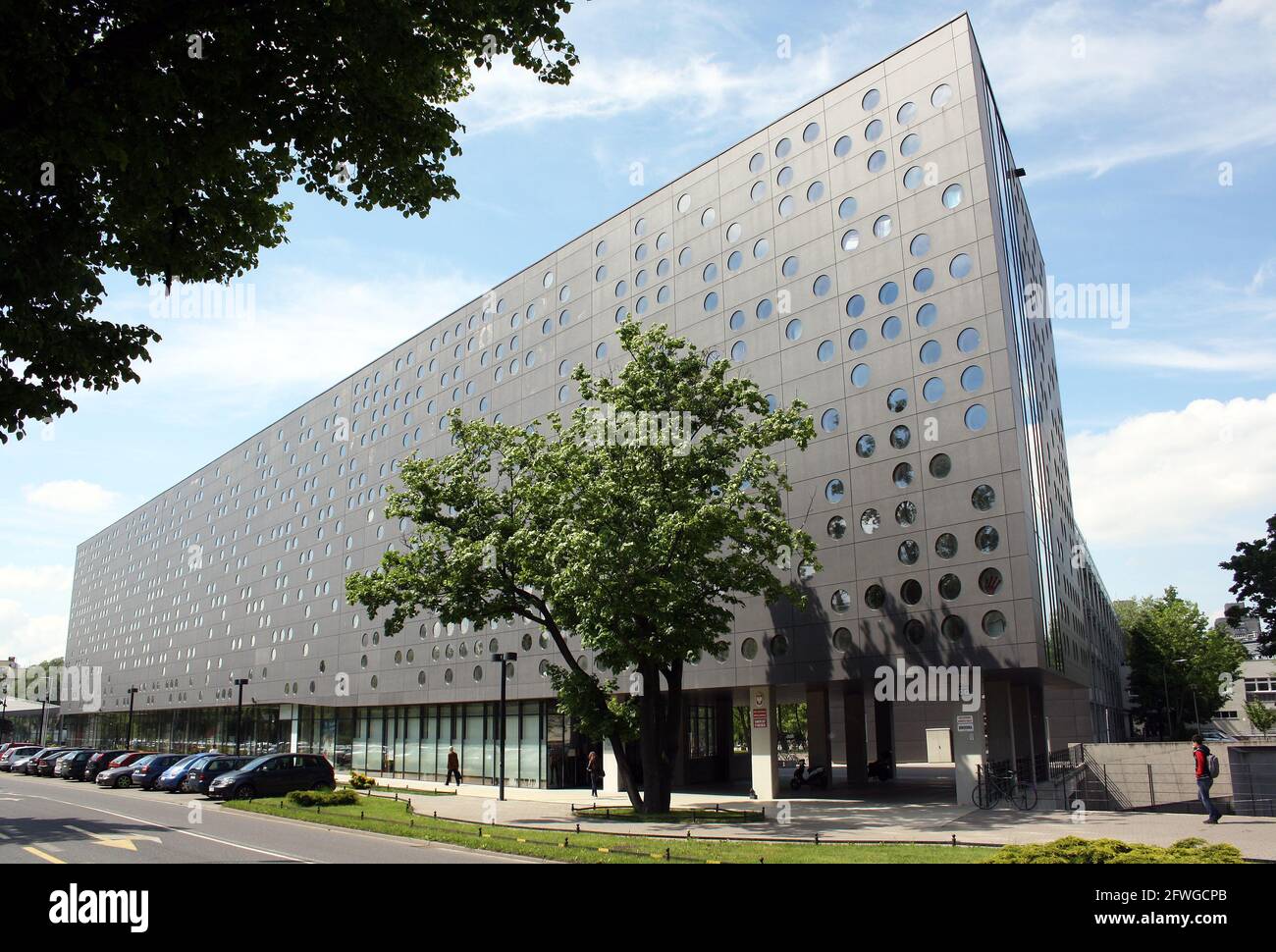 Edificio C13, dell'Università di Wroclaw della Scienza e della tecnologia, Breslavia, Polonia, edificio moderno un enorme blocco singolo con finestre circolari Foto Stock