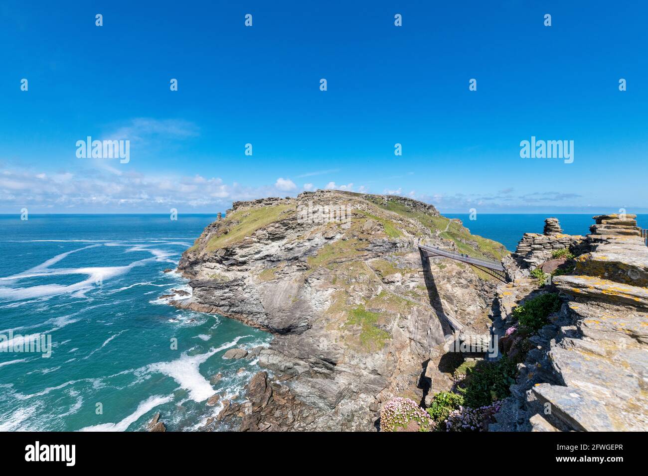 Il Ponte pedonale che conduce al Castello di Tintagel, Cornovaglia, Inghilterra. Foto Stock