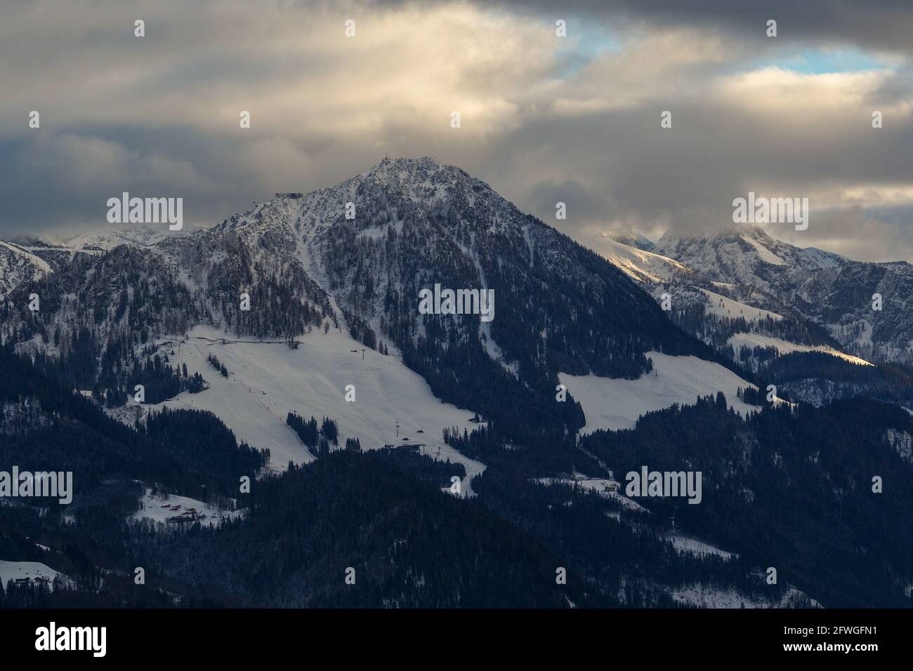 Vista del Monte Jenner vicino a Berchtesgaden e la sua stazione sciistica in inverno Foto Stock