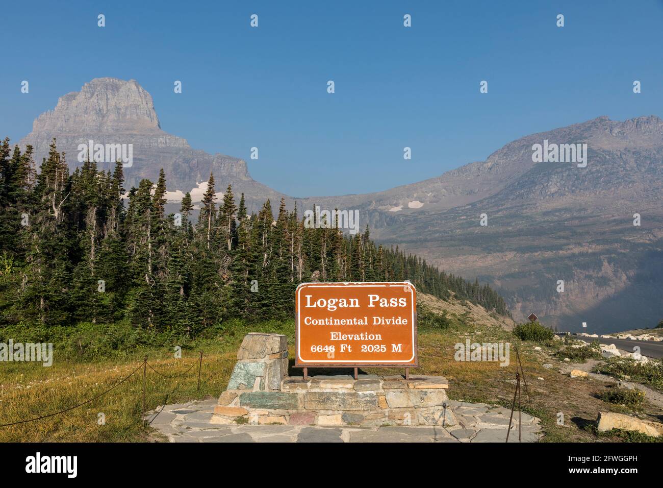 Cartello Continental divide del Logan Pass, Glacier National Park, Montana, USA Foto Stock