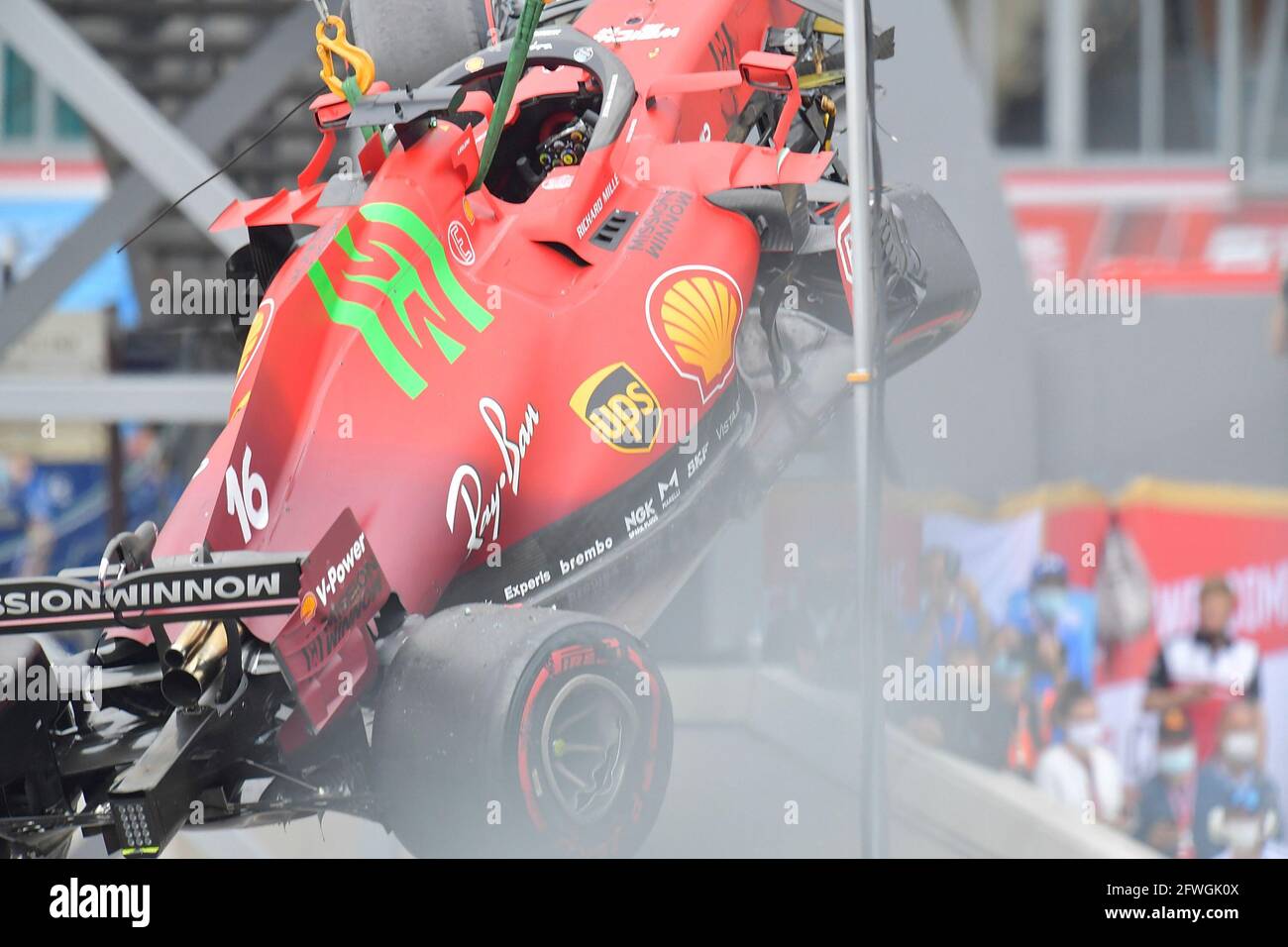 22 maggio 2021, circuito di Monaco, Monte Carlo, FORMULA 1 GRAND PRIX DE MONACO 2021, 20 - 23 maggio 2021, nella foto l'auto difettosa di Charles Leclerc (MCO n° 16) (MCO n° 16), Scuderia Ferrari Mission Winnow, viene tolta con una gru. Foto Stock