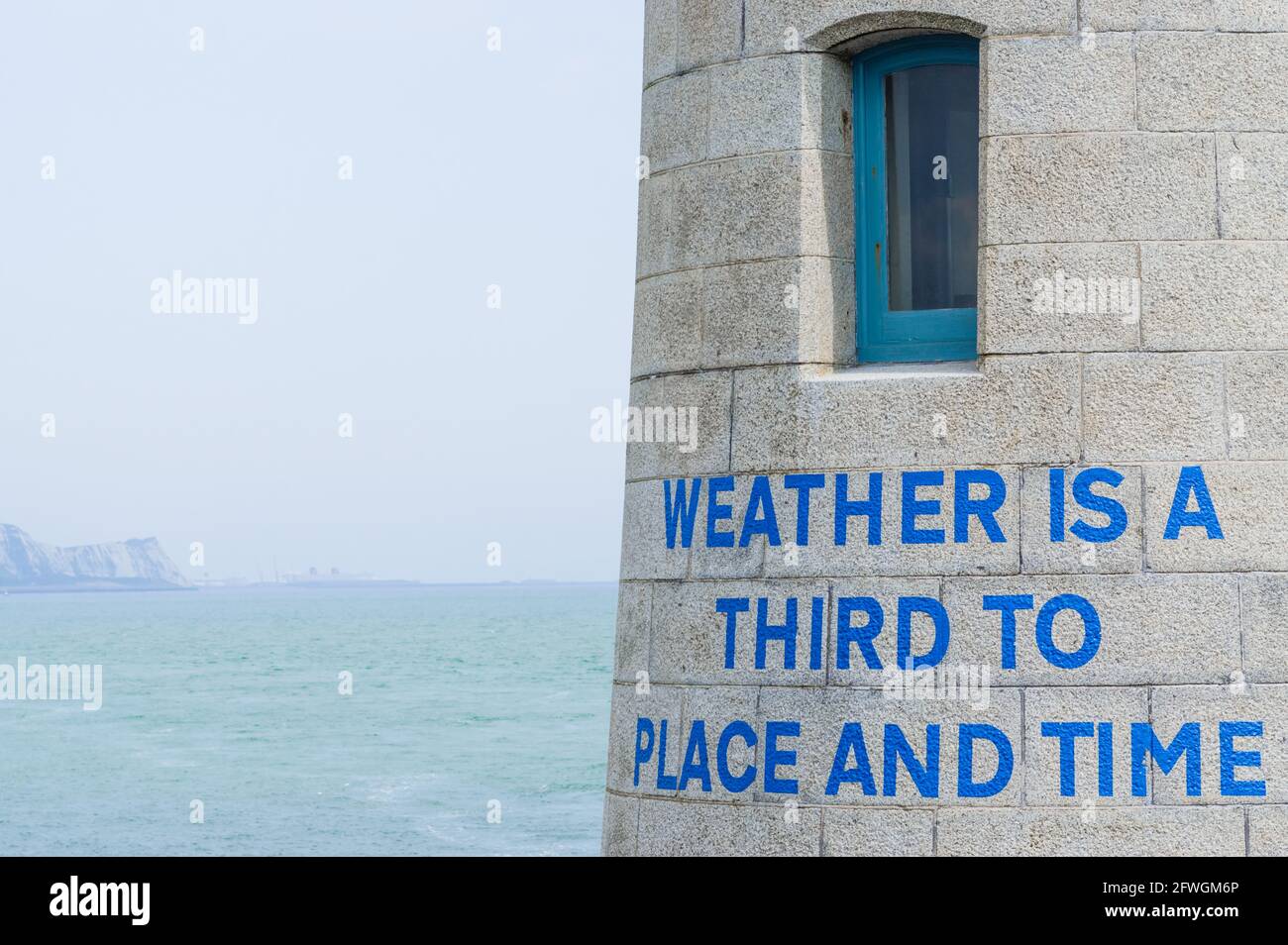 'Il tempo è un terzo al posto e al tempo' da Ian Hamilton Finlay. Opere d'arte esposte sul faro di Harbour Arm a Folkestone, Kent. Foto Stock