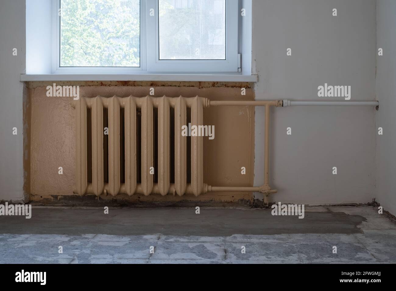 Batteria di riscaldamento ad acqua in ghisa a parete. Foto Stock