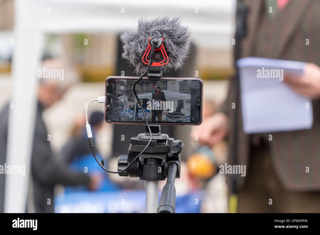 George Square, Glasgow, Scozia, Regno Unito, 22 maggio 2021: L'oratore principale David Scott, (corrispondente dell'esposizione del Nord per la rubrica del Regno Unito) che ha pronunciato il suo discorso alla grande folla riunita per una protesta anti-blocco di fronte al palazzo del consiglio a George Square, nel centro di Glasgow, organizzato da (Unite per la verità), l'evento ha avuto numerosi oratori che si rivolgono alla folla. Protestano per le restrizioni di blocco che si osservano in tutta la Scozia. Gli organizzatori hanno avuto intrattenimento, che ha visto la folla ballare alla musica e abbracciarsi l'un l'altro in eccitazione. L'evento durò 4 ore. Foto Stock