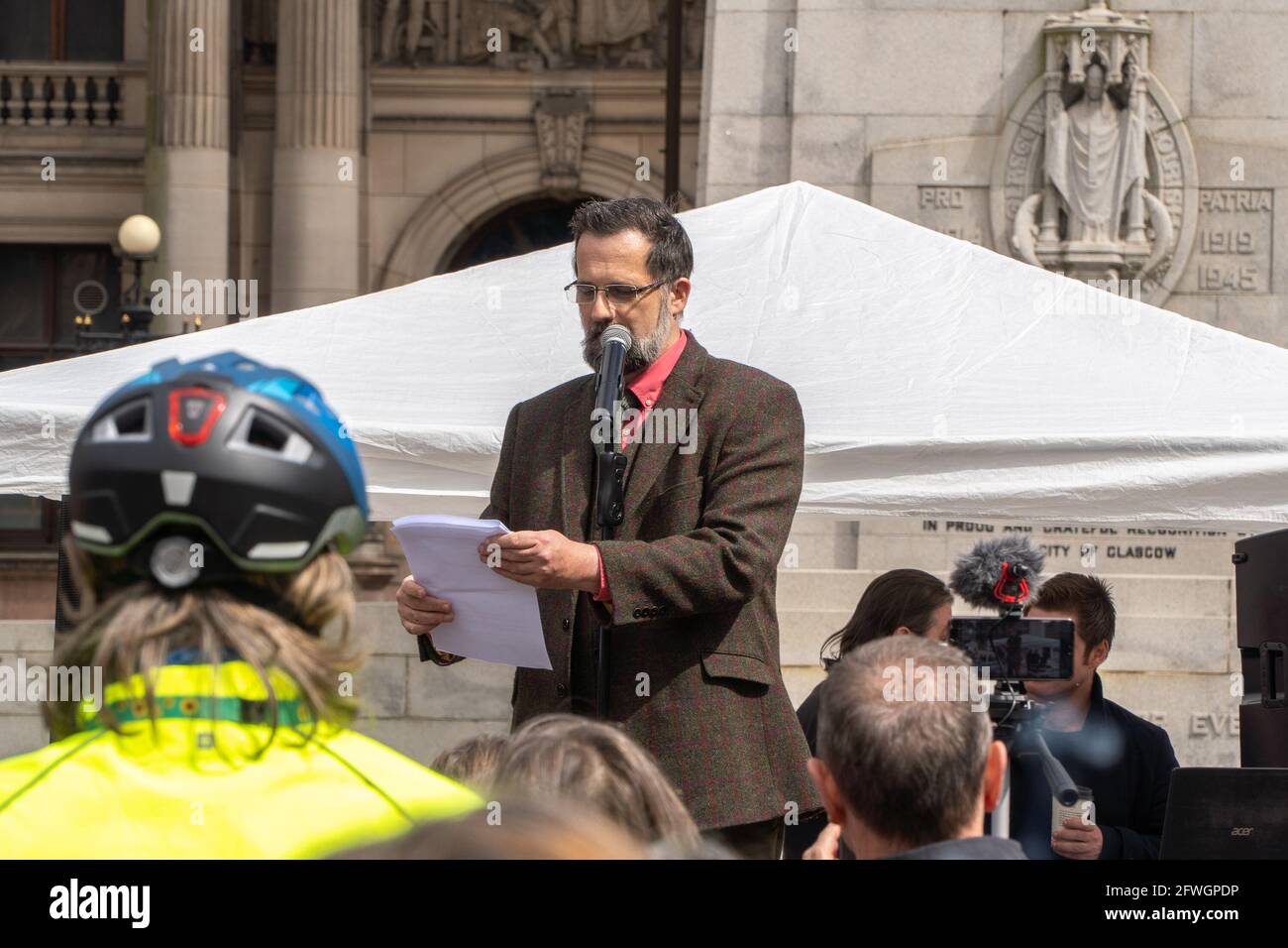 George Square, Glasgow, Scozia, Regno Unito, 22 maggio 2021: L'oratore principale David Scott, (corrispondente dell'esposizione del Nord per la rubrica del Regno Unito) che ha pronunciato il suo discorso alla grande folla riunita per una protesta anti-blocco di fronte al palazzo del consiglio a George Square, nel centro di Glasgow, organizzato da (Unite per la verità), l'evento ha avuto numerosi oratori che si rivolgono alla folla. Protestano per le restrizioni di blocco che si osservano in tutta la Scozia. Gli organizzatori hanno avuto intrattenimento, che ha visto la folla ballare alla musica e abbracciarsi l'un l'altro in eccitazione. L'evento durò 4 ore. Foto Stock