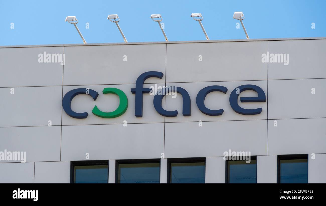Logo sulla parte superiore dell'edificio della sede centrale di Coface (Compagnie Française d'Assurance pour le Commerce Extérieur) Foto Stock