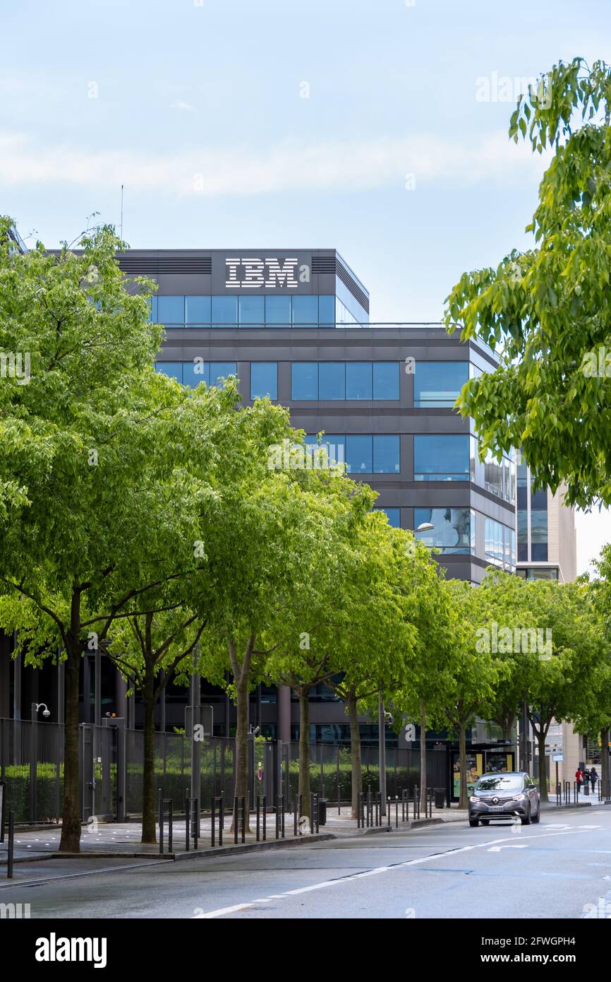 Vista esterna della sede francese di IBM, una multinazionale americana attiva nell'hardware, nel software e nei servizi informatici Foto Stock