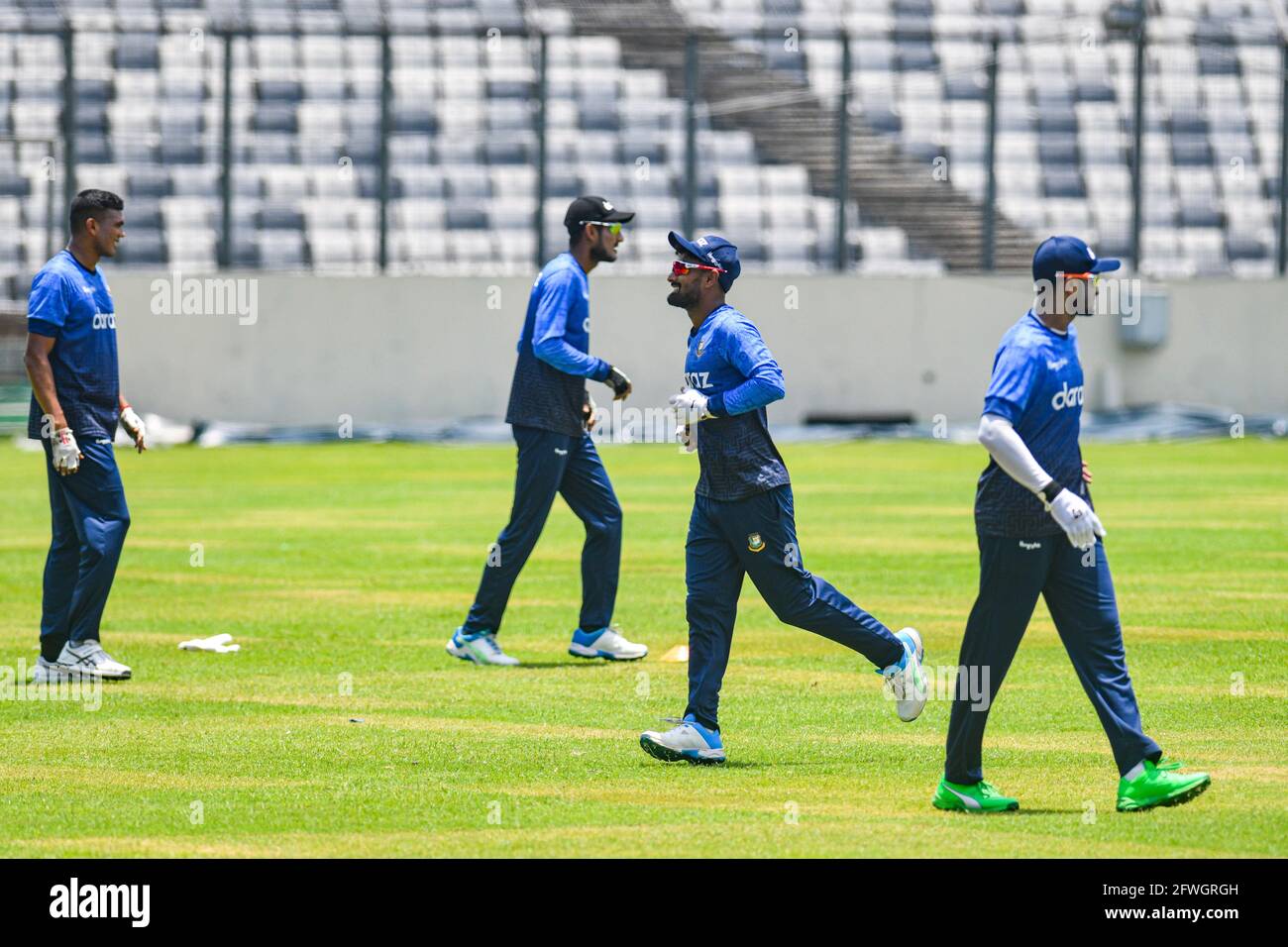 Dhaka, Bangladesh. 22 maggio 2021. I giocatori del Bangladesh partecipano ad una sessione di pratica allo Sher-e-Bangla National Cricket Stadium di Dhaka, in Bangladesh, il 22 maggio 2021, in vista della prima di tre partite di cricket internazionali di un giorno (ODI) tra Bangladesh e Sri Lanka. Credit: SOPA Images Limited/Alamy Live News Foto Stock