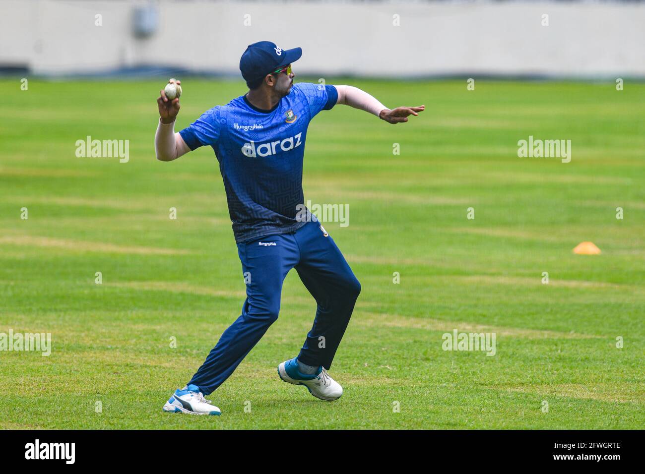 Il Bangladesh Sumya Sarkar partecipa a una sessione di formazione allo Sher-e-Bangla National Cricket Stadium di Dhaka, in Bangladesh, il 22 maggio 2021, in vista della prima delle tre partite di cricket internazionali di un giorno (ODI) tra Bangladesh e Sri Lanka. Foto Stock