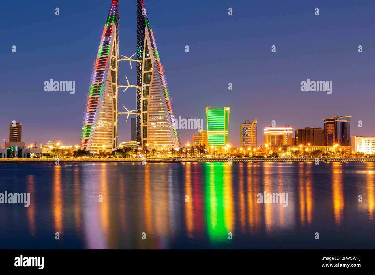 skyline del bahrain durante l'illuminazione e il riflesso della vista notturna Foto Stock