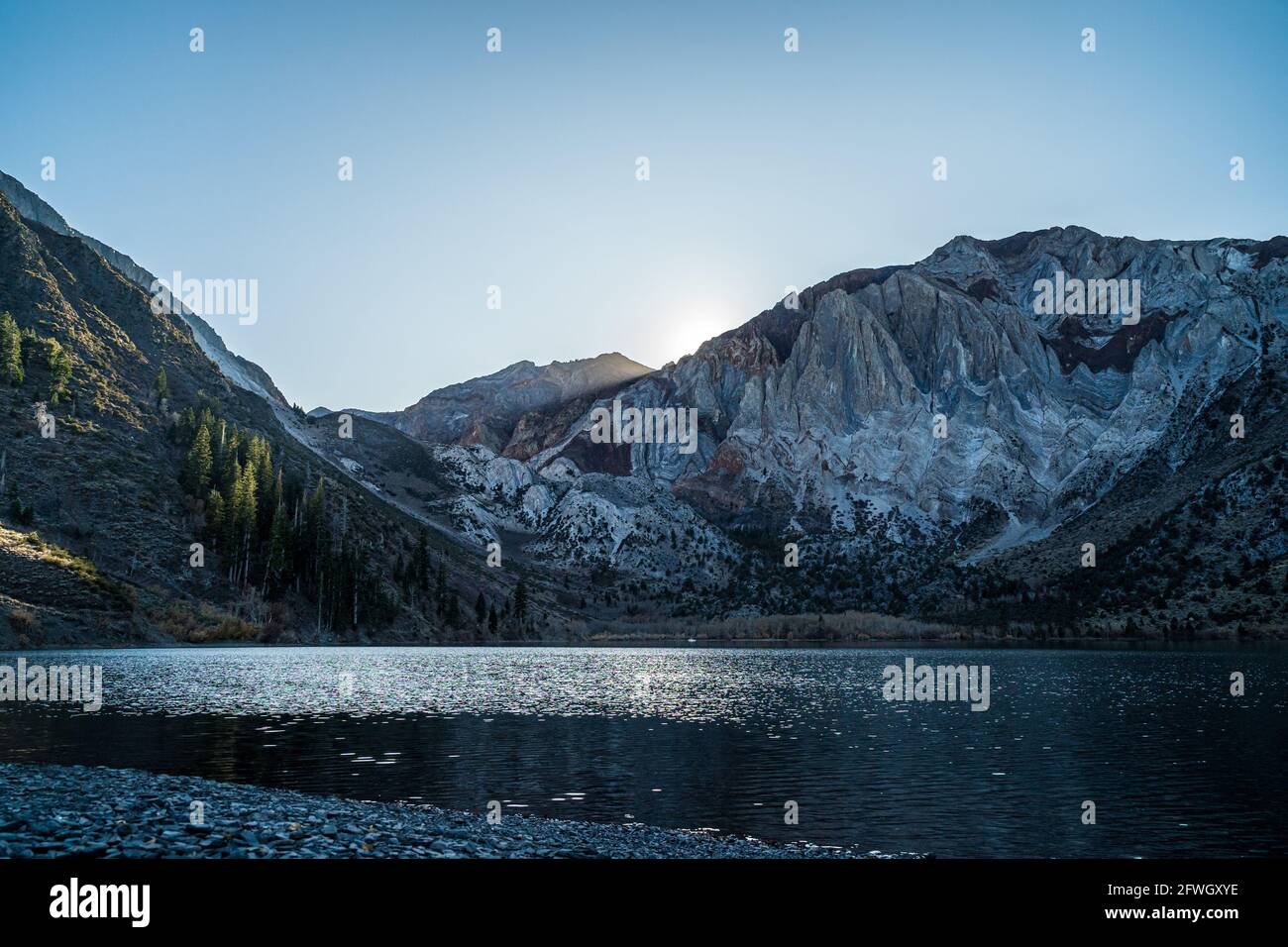 Vista sul lago di Chert della catena Sherwin delle montagne della Sierra Nevada Foto Stock