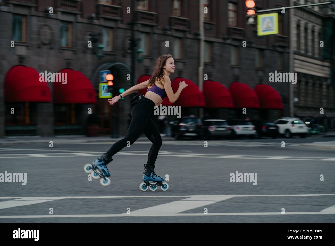 La donna attiva corre sui rulli in ambiente urbano rafforza la gamba i muscoli dimostrano un elevato livello di equilibrio di stabilità su ruote di piccole dimensioni Foto Stock La donna attiva corre sui rulli in ambiente urbano rafforza la gamba i muscoli dimostrano un elevato livello di equilibrio di stabilità su ruote di piccole dimensioni Foto Stock