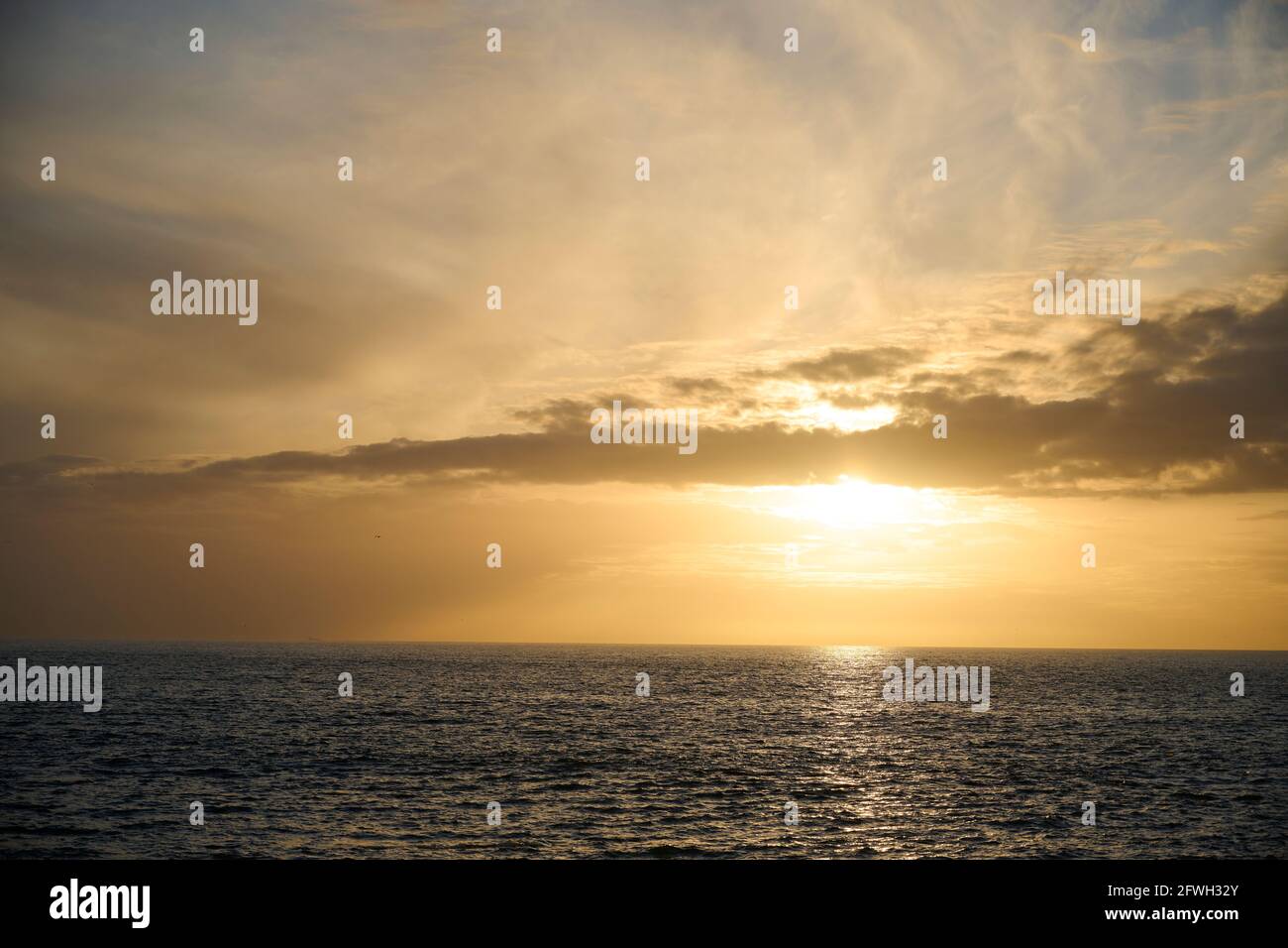 Vista di un tramonto sul mare del Nord vicino l'Aia, Paesi Bassi Foto Stock