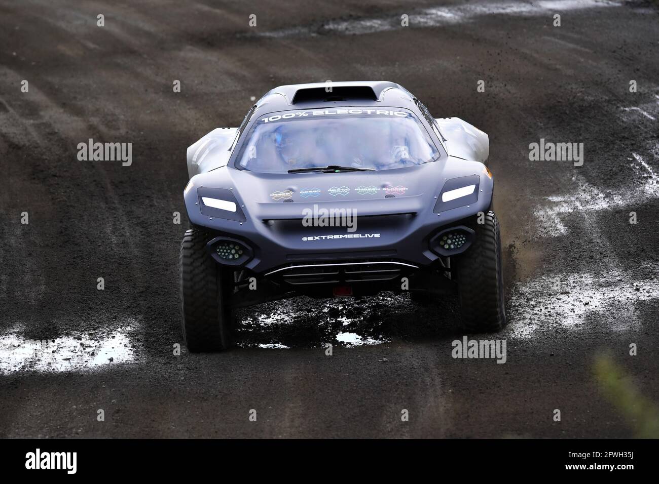 Il duca di Cambridge guida il veicolo elettrico Extreme e Odyssey 21 durante la sua visita al circuito di Knockhill Racing di Fife, come parte della sua visita di una settimana in Scozia. Extreme e è una nuova serie di corse fuoristrada che presenta SUV elettrici e tecnologie futuristiche in alcuni degli ambienti più remoti e impegnativi del mondo. Data immagine: Sabato 22 maggio 2021. Foto Stock