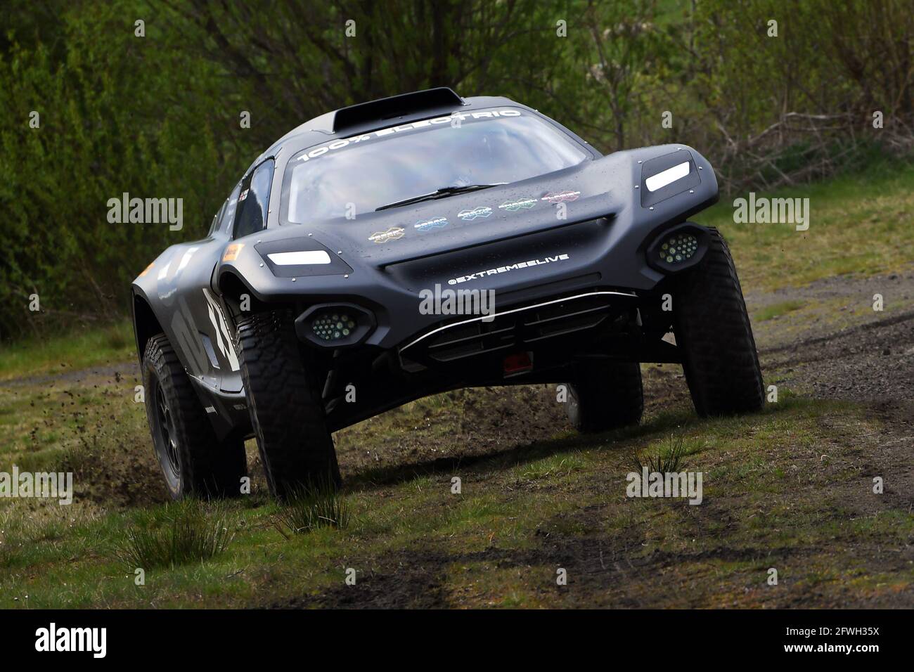 Il duca di Cambridge guida il veicolo elettrico Extreme e Odyssey 21 durante la sua visita al circuito di Knockhill Racing di Fife, come parte della sua visita di una settimana in Scozia. Extreme e è una nuova serie di corse fuoristrada che presenta SUV elettrici e tecnologie futuristiche in alcuni degli ambienti più remoti e impegnativi del mondo. Data immagine: Sabato 22 maggio 2021. Foto Stock