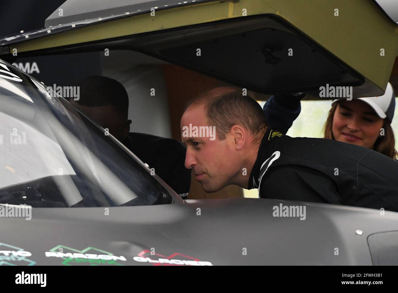 Il Duca di Cambridge si prepara a provare il veicolo elettrico Extreme e Odyssey 21 durante la sua visita al circuito automobilistico Knockhill di Fife, come parte della sua visita di una settimana in Scozia. Extreme e è una nuova serie di corse fuoristrada che presenta SUV elettrici e tecnologie futuristiche in alcuni degli ambienti più remoti e impegnativi del mondo. Data immagine: Sabato 22 maggio 2021. Foto Stock