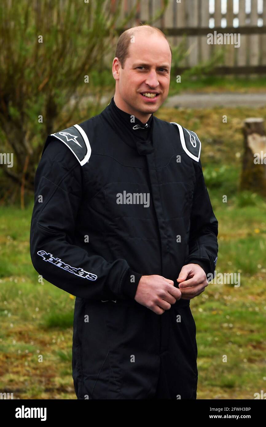 Il Duca di Cambridge prima di provare il veicolo elettrico Extreme e Odyssey 21 durante la sua visita al circuito di Knockhill Racing di Fife, come parte della sua visita di una settimana in Scozia. Extreme e è una nuova serie di corse fuoristrada che presenta SUV elettrici e tecnologie futuristiche in alcuni degli ambienti più remoti e impegnativi del mondo. Data immagine: Sabato 22 maggio 2021. Foto Stock