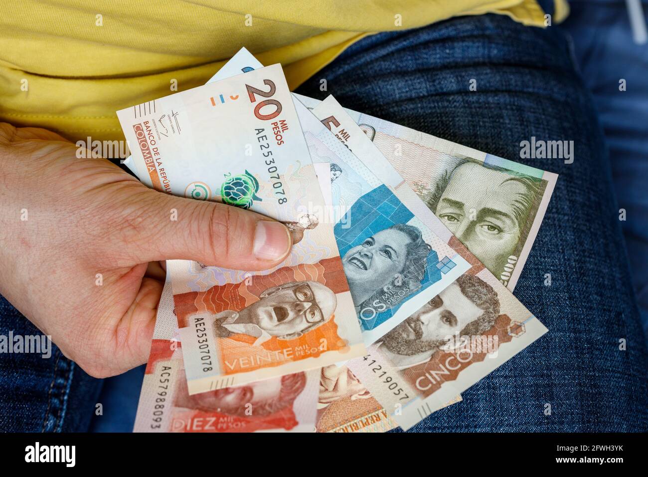 Tenuto in mani denaro colombiano, pesos, varie banconote concetto economico Foto Stock