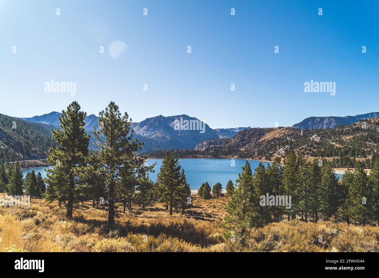 Splendido lago di giugno nella contea di Mono in California in autunno Foto Stock