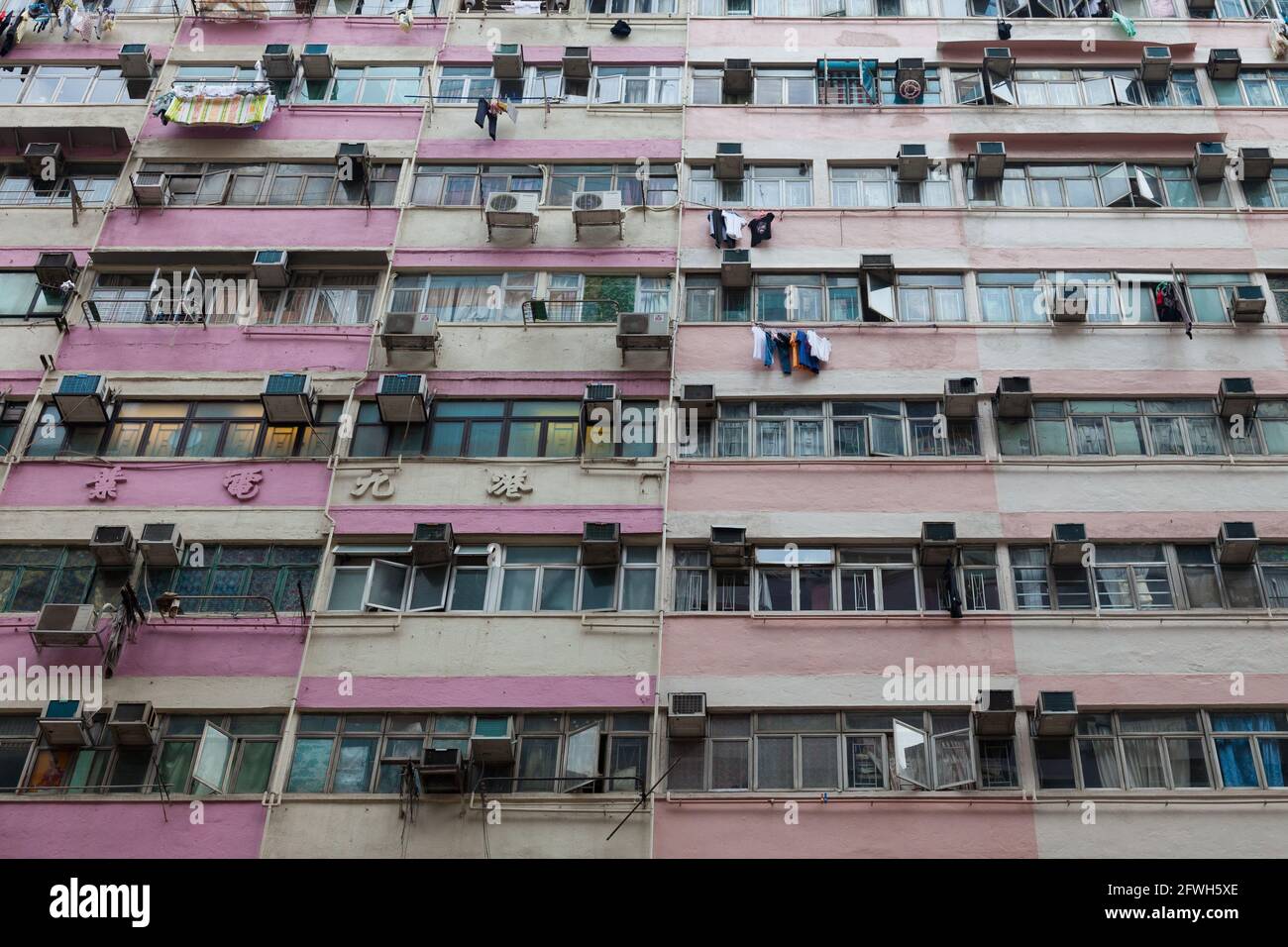 Finestre di appartamenti densamente imballati con unità di aria condizionata e. Lavaggio a Hong Kong Foto Stock