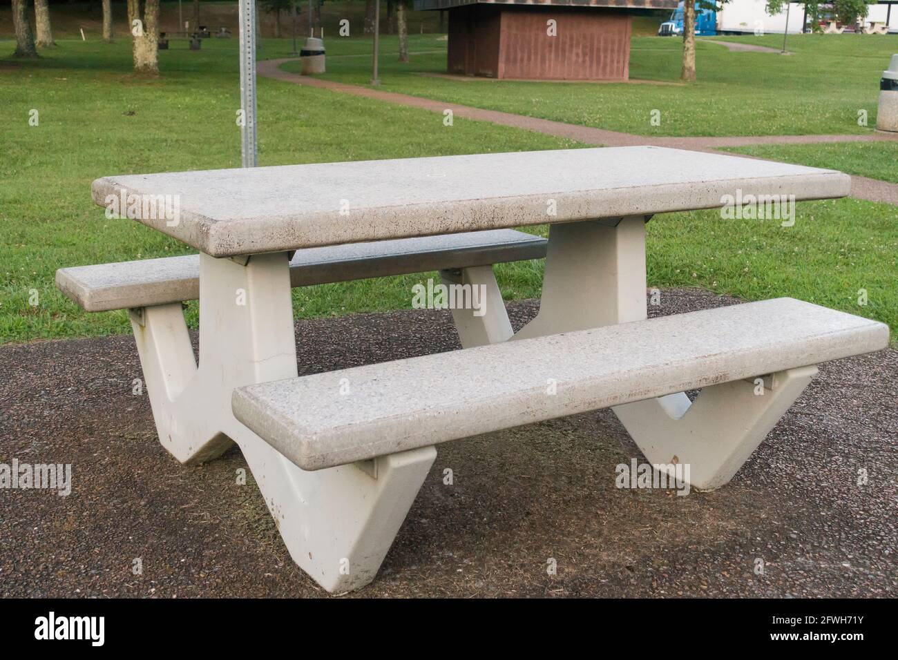 Tavolo da picnic in cemento al parco pubblico - Texas USA Foto Stock