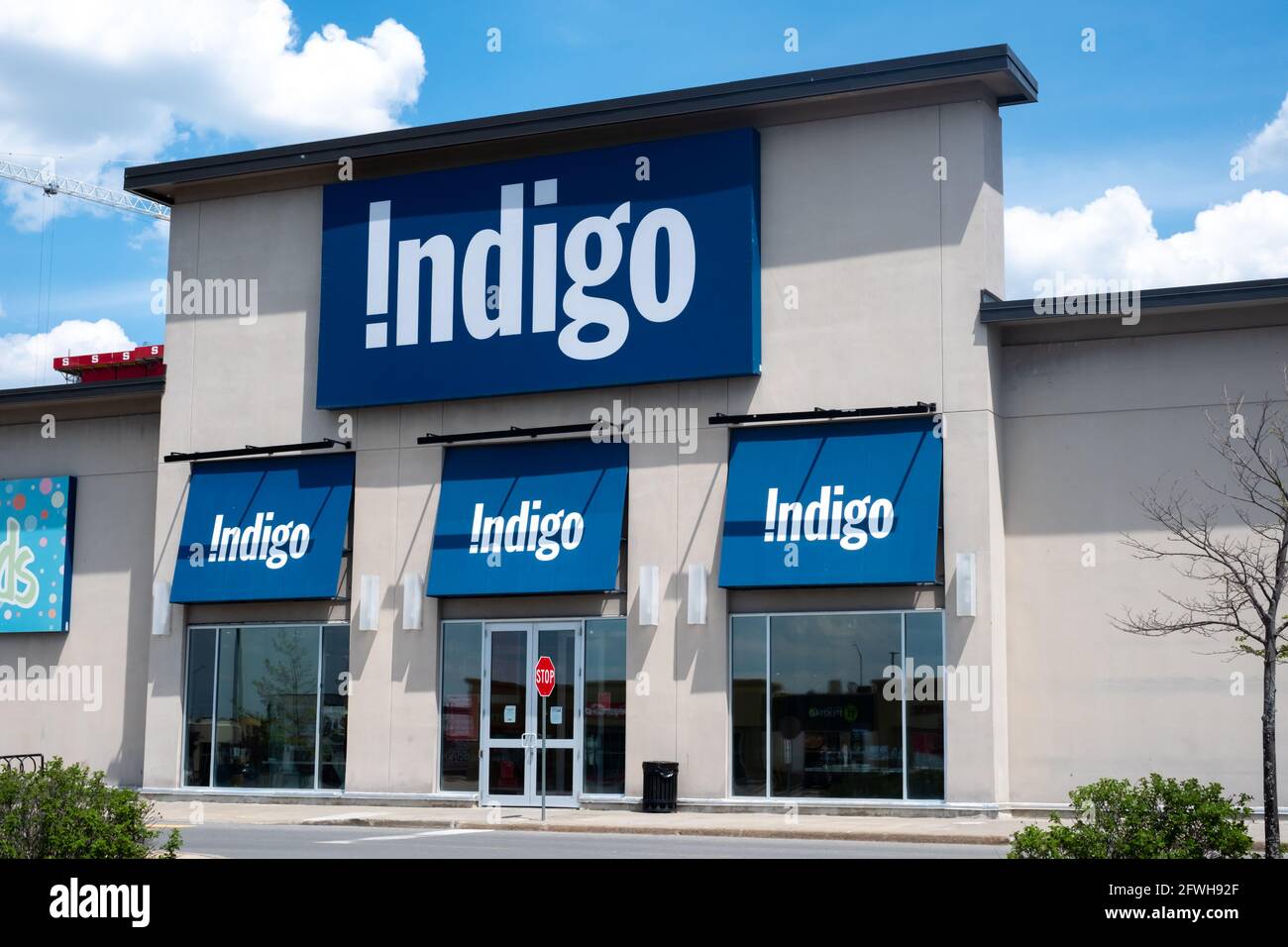 Ottawa, Ontario, Canada - 17 maggio 2021: Un negozio Indigo Books & Music a Barrhaven, aperto solo per il ritiro dal marciapiede durante le restrizioni provinciali Foto Stock