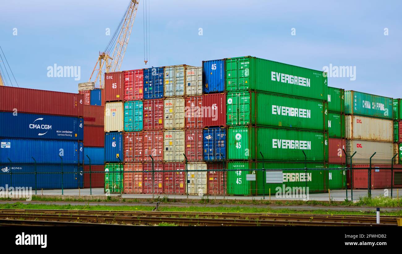 Odessa, Ucraina - 19 maggio 2021: Container nel terminal portuale. Contenitori etichettati Evergreen in primo piano. Foto Stock