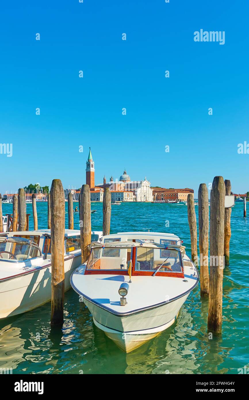 Taxi acqueo a Venezia. Molo con motoscafo ormeggiato. Trasporti pubblici veneziani Foto Stock