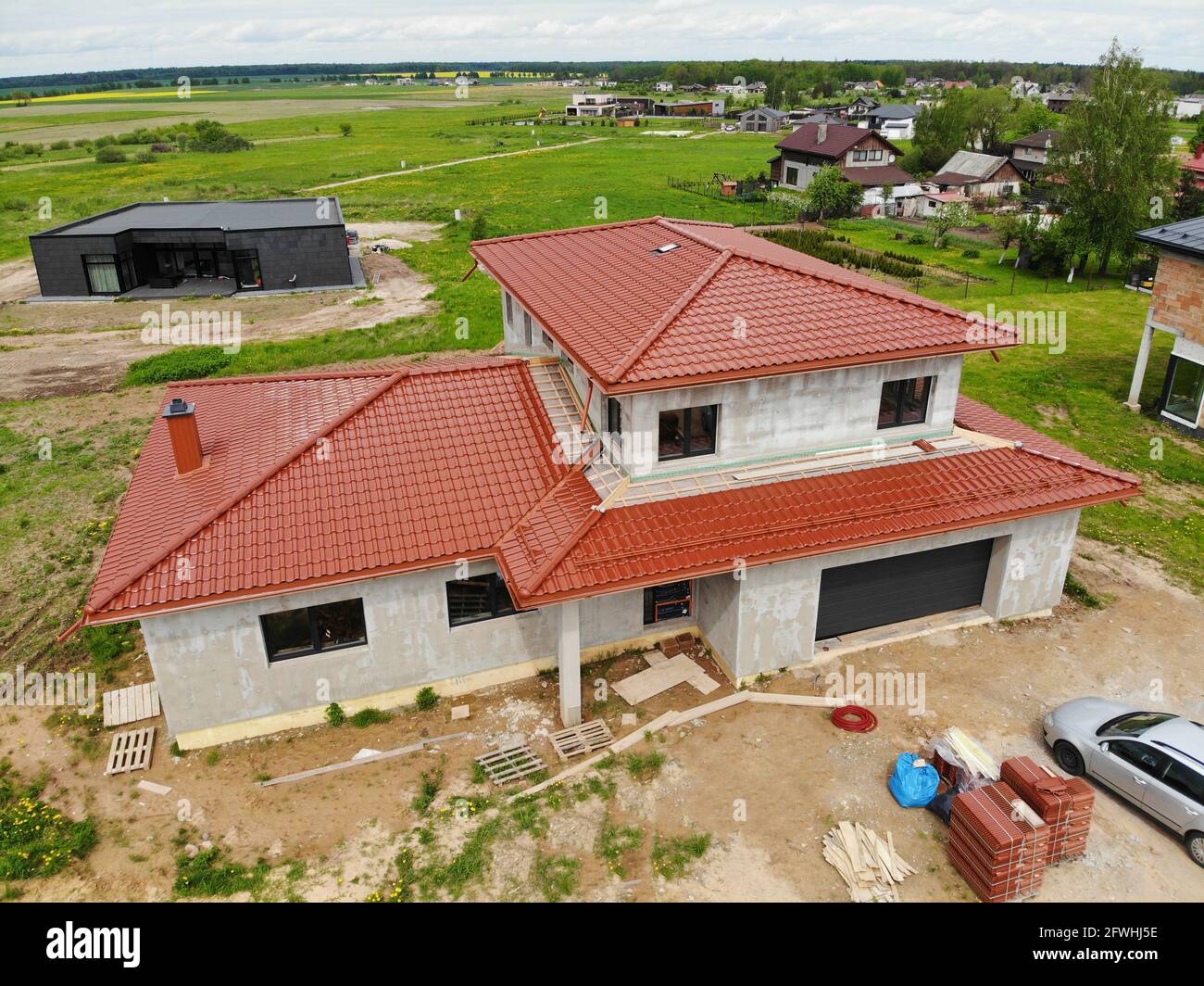 Casa con tetto rosso tegole vista aerea durante l'estate Foto Stock