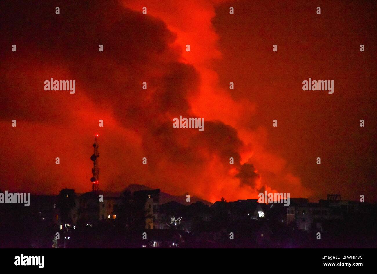 Una vista generale mostra fumo e fiamme all'eruzione vulcanica del Monte Nyiragongo vicino a Goma, nella Repubblica Democratica del Congo 22 maggio 2021. REUTERS/Olivia Acland Foto Stock