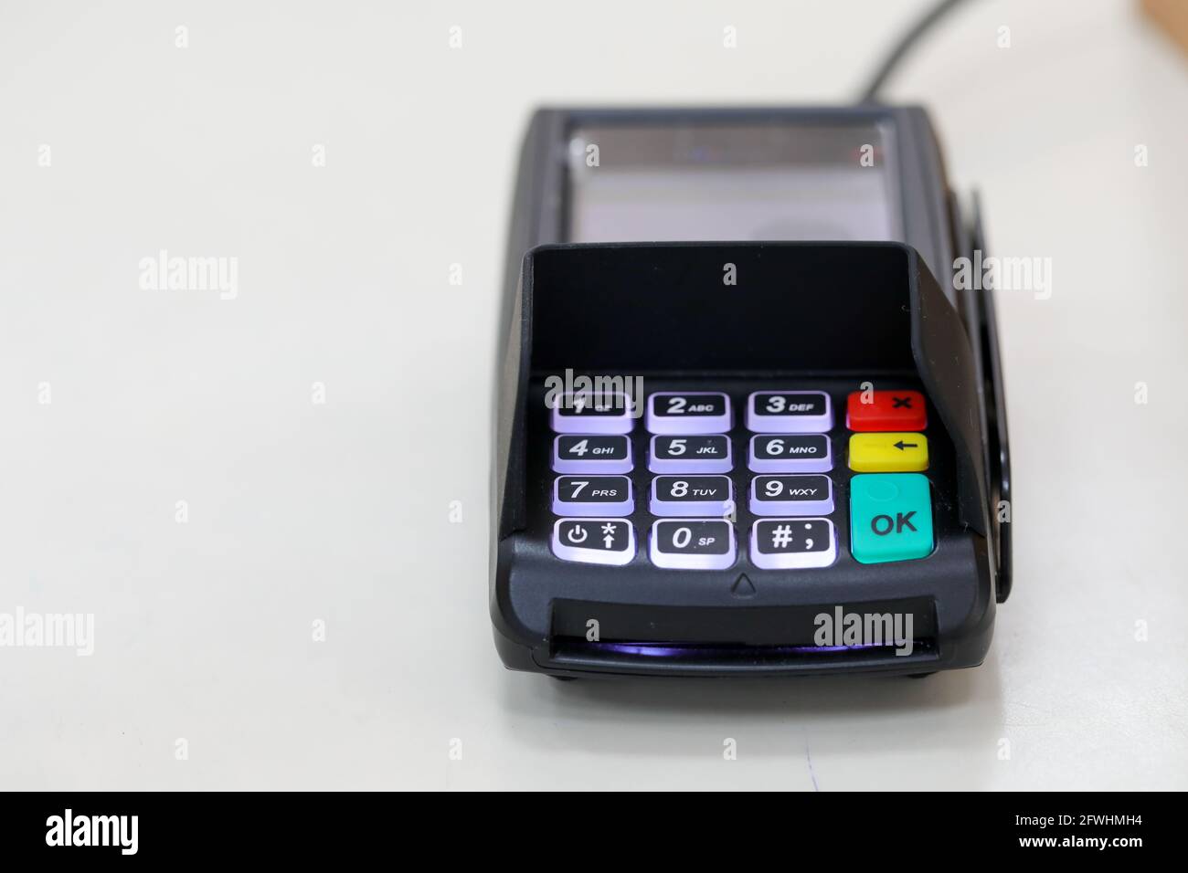 Lettore di carte di credito o terminale POS. Terminale di pagamento. Foto Stock