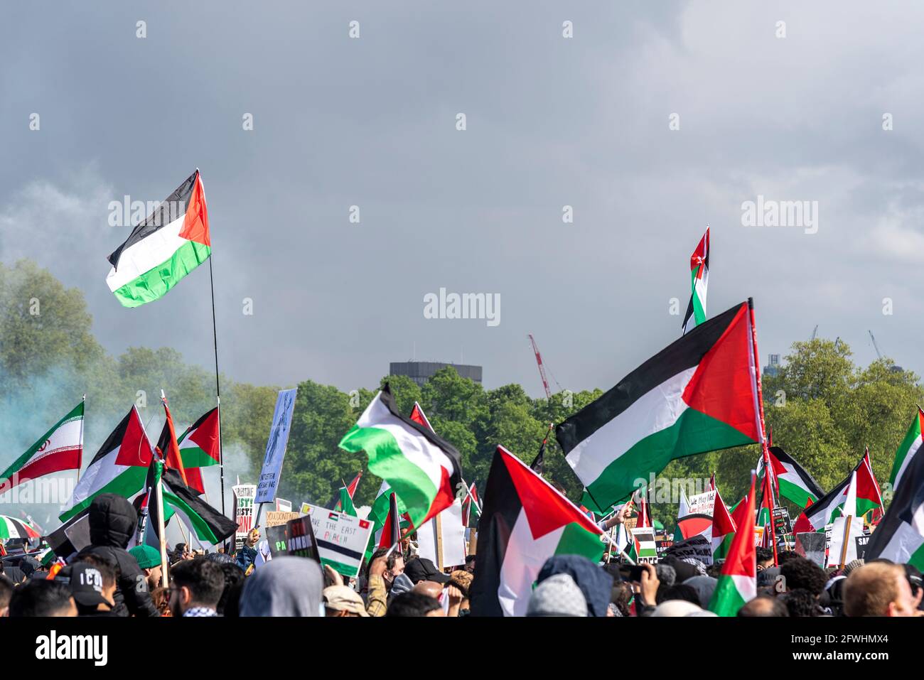 Bandiere dello stato della Palestina sventolarono durante una protesta ad Hyde Park, Londra, Regno Unito. Protestare contro le aree occupate da Israele. libera Palestina marcia Foto Stock