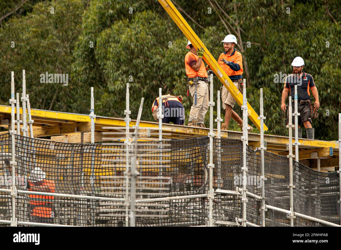 9 APRILE 2021: GOSFORD, NSW, AUSTRALIA - progresso della costruzione. Montaggio di casseforme per pavimenti in calcestruzzo su nuove unità di costruzione a 56-58 Beane. St Foto Stock