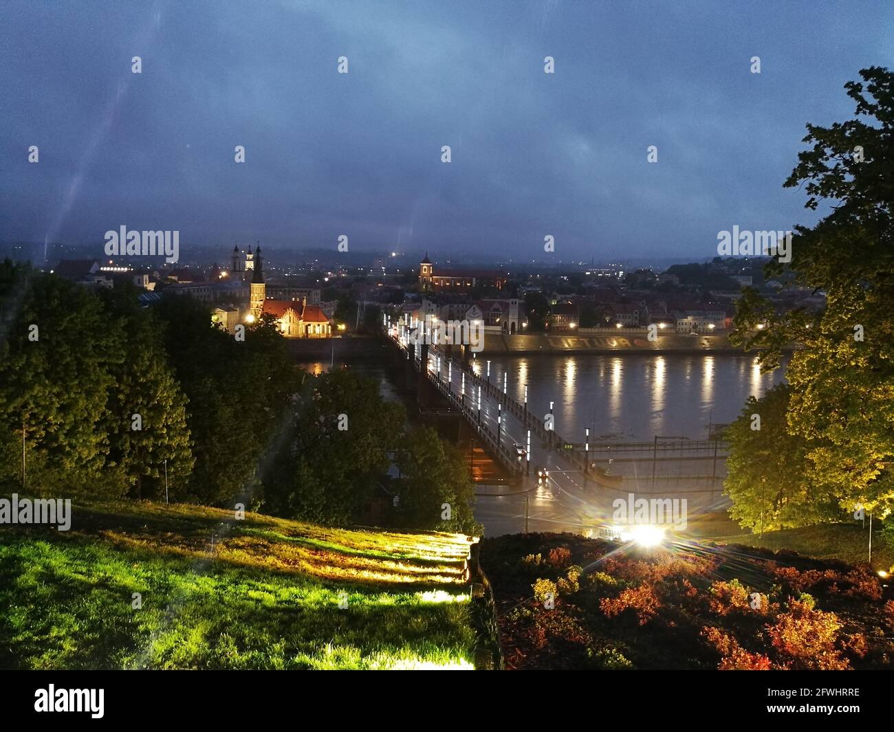Kaunas (Lituania) panorama da Aleksotas alla città vecchia a. notte estiva piovosa Foto Stock
