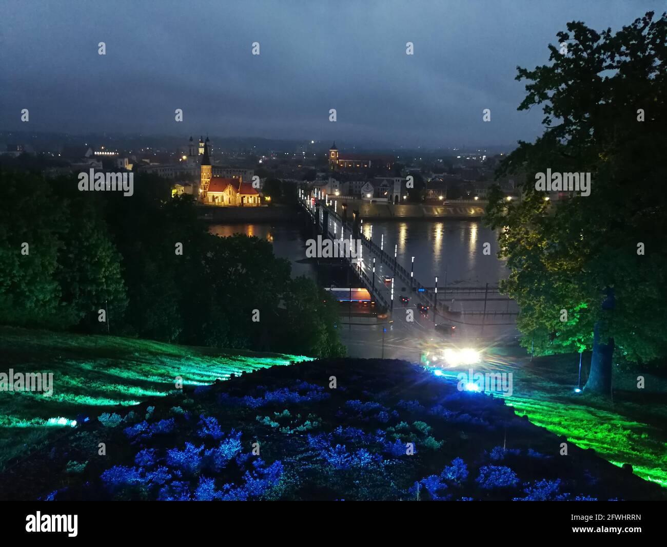 Kaunas (Lituania) panorama da Aleksotas alla città vecchia a. notte estiva piovosa Foto Stock