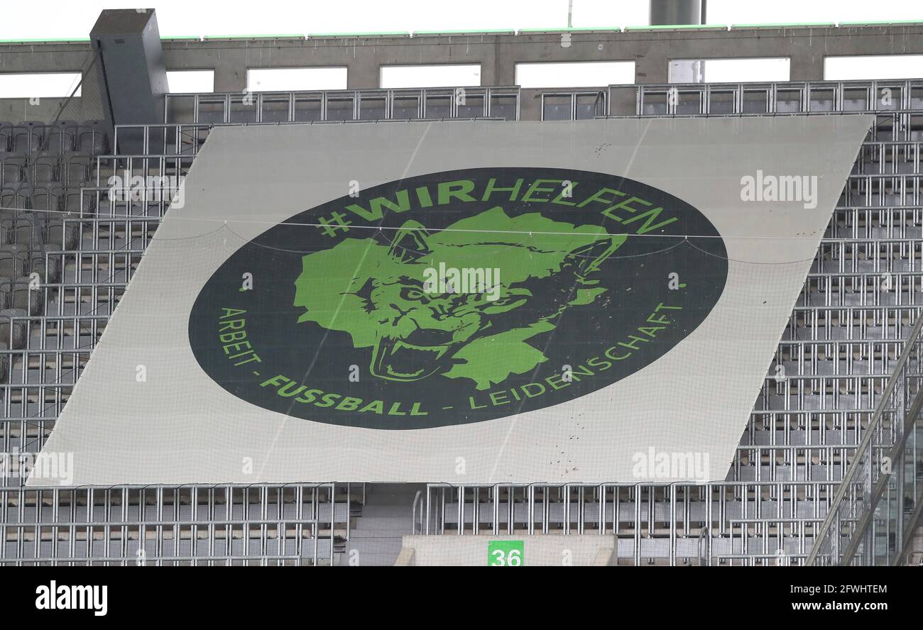 Wolfsburg, Germania. 22 maggio 2021. Firo: 22.05.2021 Calcio: Calcio: 1 Bundesliga, stagione 2020/21 VfL Wolfsburg - FSV FSV FSV Mainz 05 2: 3 curva fan, banner, banner, lettering, wirhelfen, Lavoro, calcio, passione Crediti: dpa/Alamy Live News Foto Stock