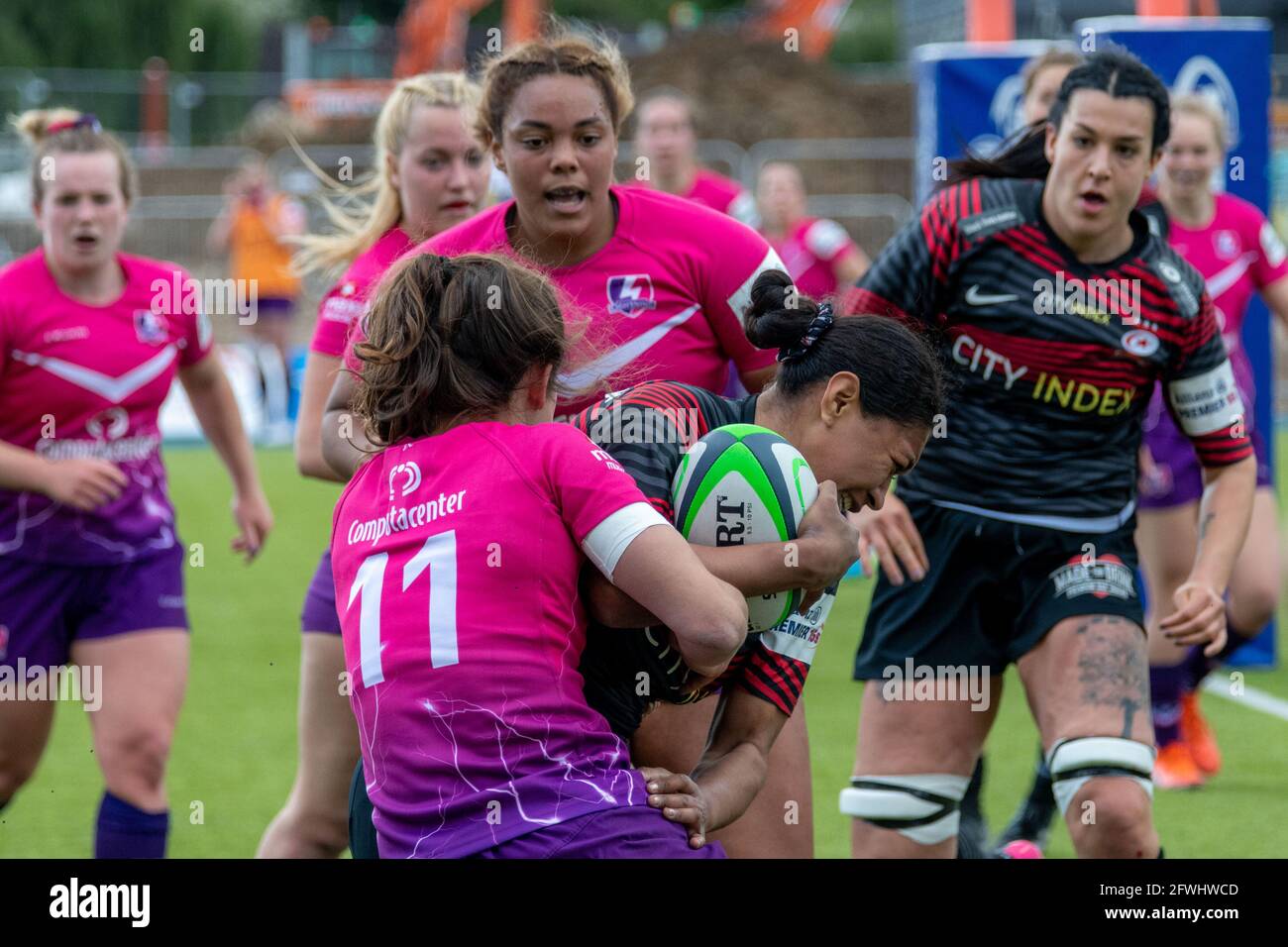 Londra, Regno Unito. 22 maggio 2021. Rachel Laqeretabua (14 Saracens Women) viene affrontata da Rhona Lloyd (11 Loughborough Lightning) durante la partita degli Allianz Premier 15s tra Saracens Women e Loughborough Lightning allo StoneX Stadium di Londra, Inghilterra. Credit: SPP Sport Press Photo. /Alamy Live News Foto Stock