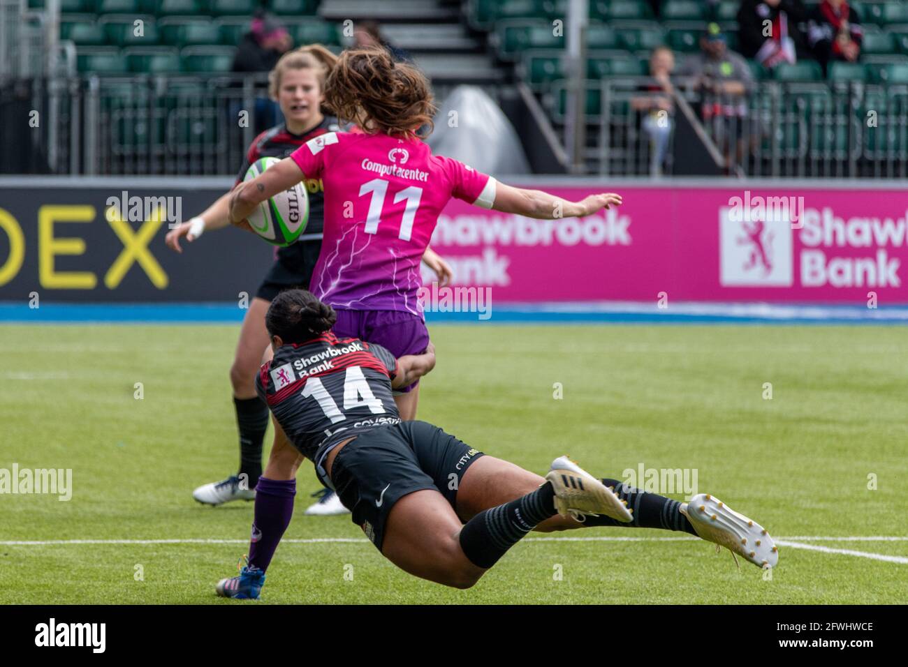 Londra, Regno Unito. 22 maggio 2021. Rachel Laqeretabua (14 Saracens Women) tenta di affrontare Rhona Lloyd (11 Loughborough Lightning) durante la partita degli Allianz Premier 15s tra Saracens Women e Loughborough Lightning allo StoneX Stadium di Londra, Inghilterra. Credit: SPP Sport Press Photo. /Alamy Live News Foto Stock