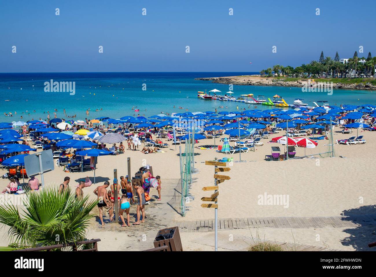 08-12-2015 Protaras Cipro. Idilliaca spiaggia Protaras (baia dell'albero del fico) vicino a Protaras nel mese di agosto - resort mediterraneo!- Mar Mediterraneo e Cipro Foto Stock