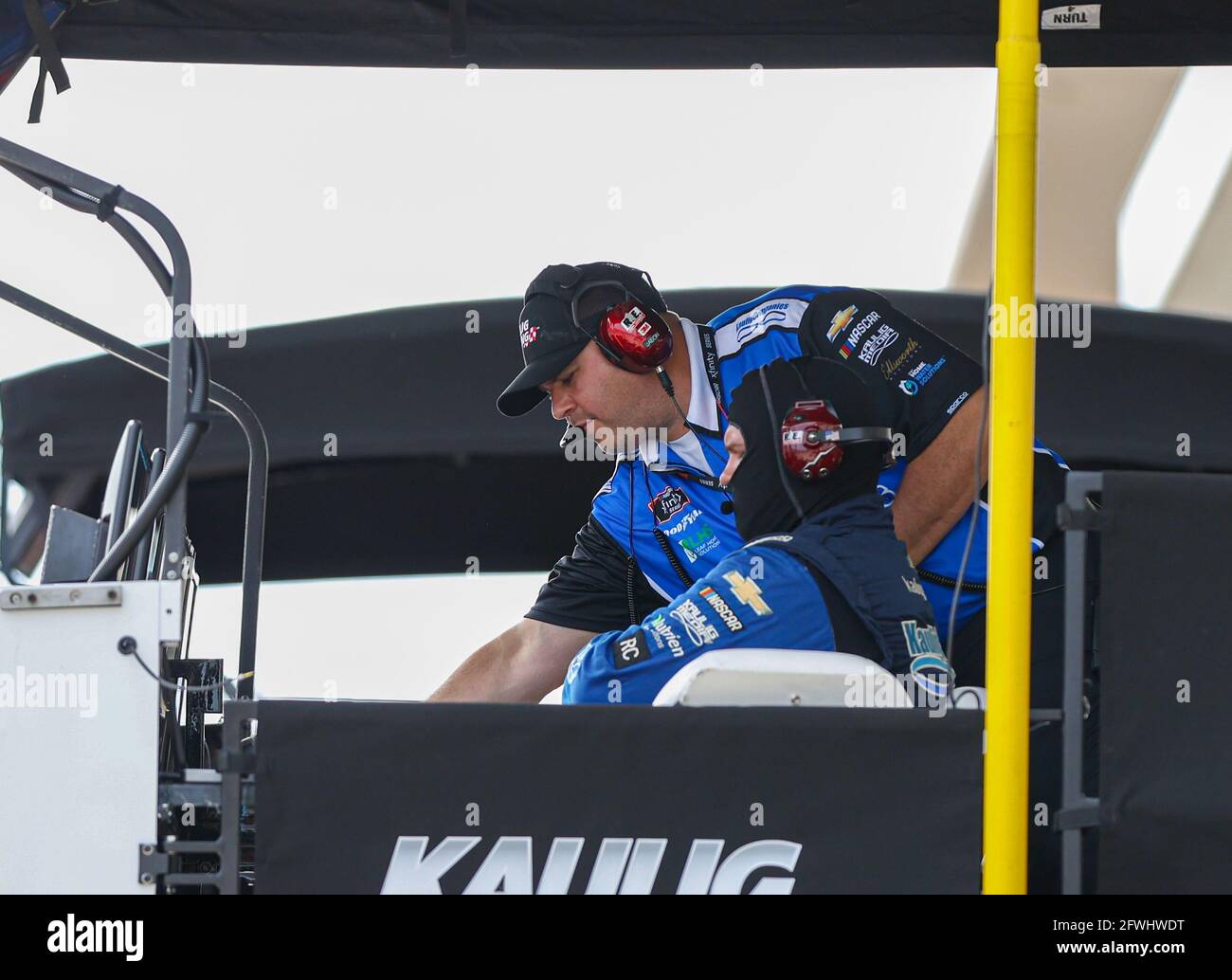 Austin. 22 maggio 2021. I Pit Crews guardano gli ultimi giri del Pit Boss Inaugurale 250 al Circuit of the Americas di Austin, Texas, il 22 maggio 2021. Credit: Scott Coleman/ZUMA Wire/Alamy Live News Foto Stock