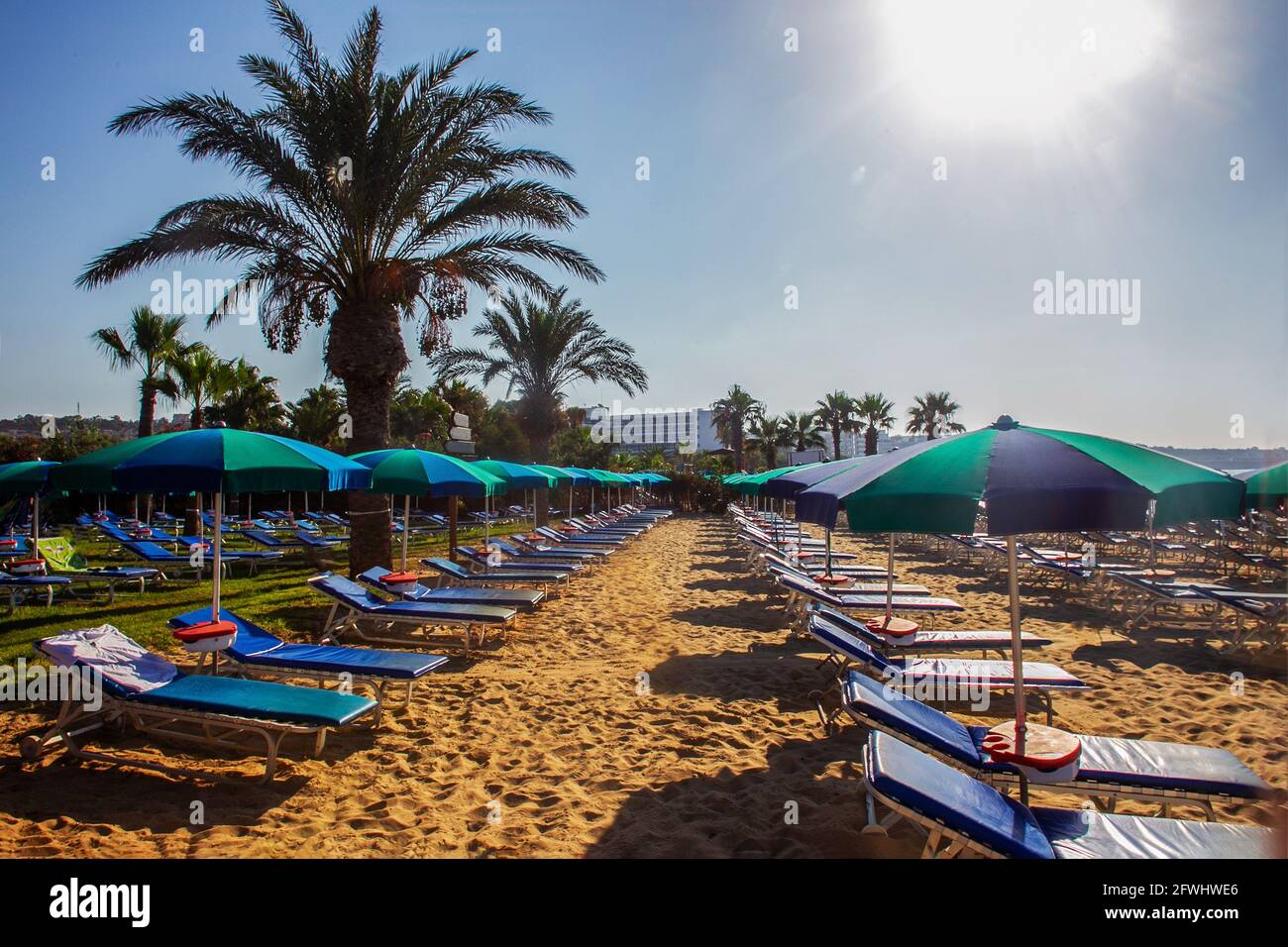 Splendida spiaggia confortevole ad Ayia Napa in agosto - lettini E tende sulla spiaggia - Mar Mediterraneo e Cipro Foto Stock