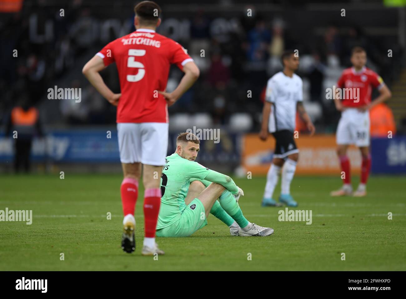 Bradley Collins n° 40 di Barnsley al fischio finale che segue Barnsley è stato eliminato dai play-off Foto Stock