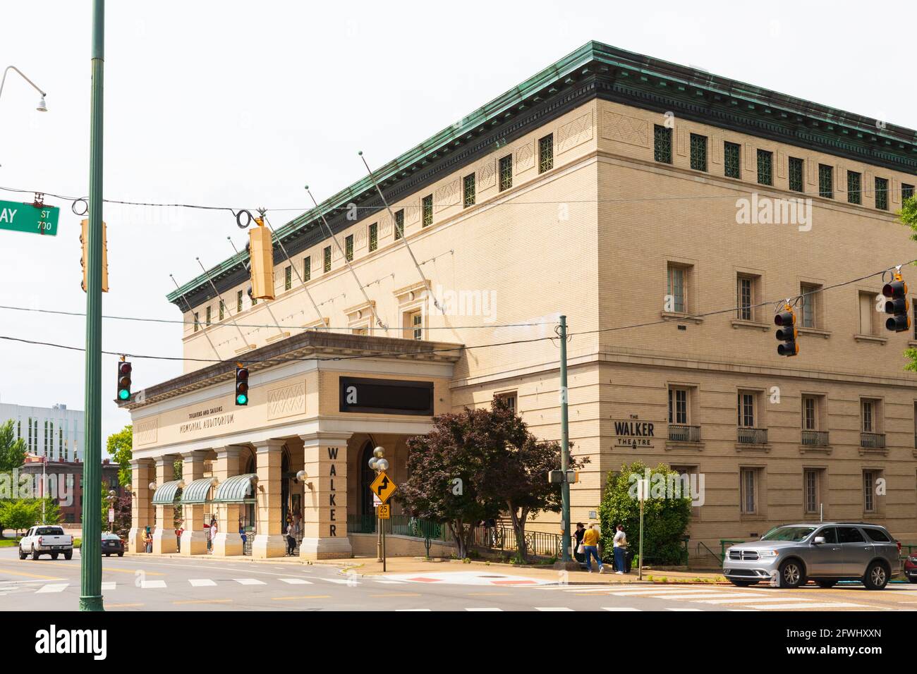 CHATTANOOGA, TN, USA-9 MAGGIO 2021: Memorial Auditorium e Walker Theatre, con numerosi bambini, per lo più donne radunate davanti all'esterno. Adulto wome Foto Stock