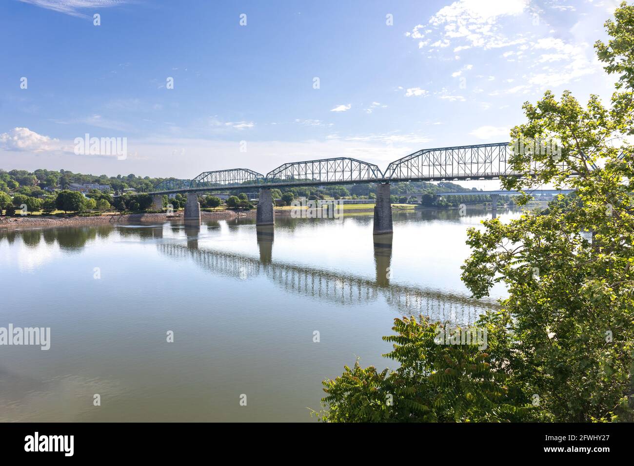 CHATTANOOGA, TN, USA-9 MAGGIO 2021: Un ponte del 1891, dal centro di Chattanooga alla riva nord, è ora una via pedonale. Foto Stock
