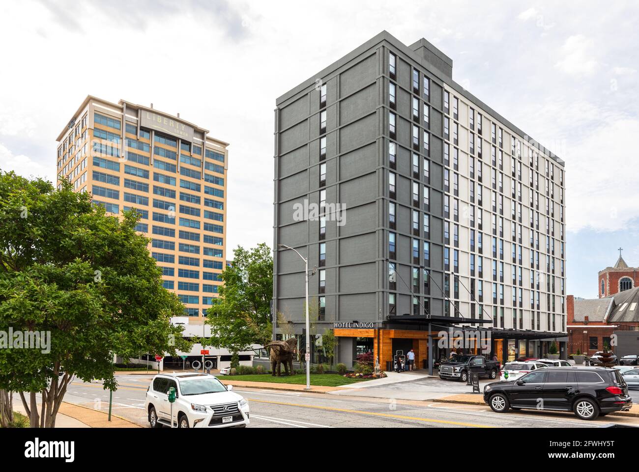 CHATTANOOGA, TN, USA-9 MAGGIO 2021: L'Hotel Indigo e la Torre della libertà creano un paesaggio da quello che è conosciuto come il West Village. Foto Stock