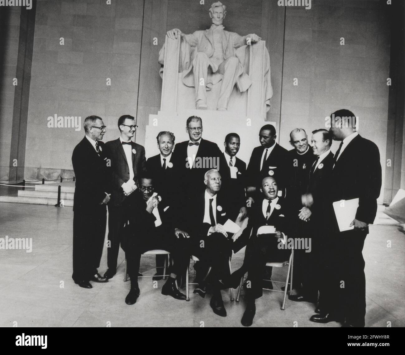 Il Dr Martin Luther King Jr e altri leader dei diritti civili si riuniscono prima di un raduno al Lincoln Memorial il 28 agosto 1963 a Washington Foto Stock