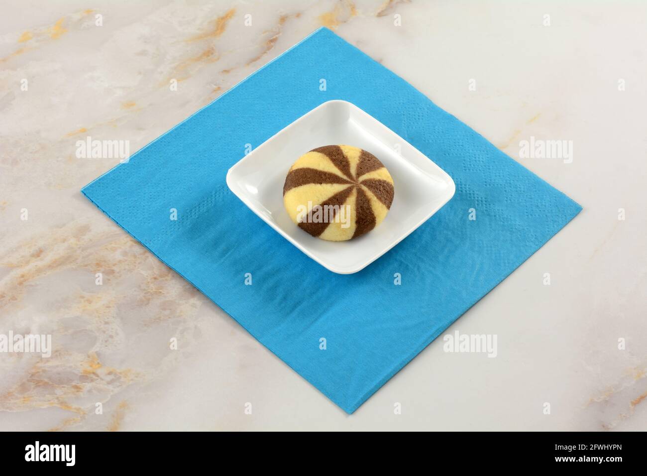 Biscotti di turbolenza della crema di cacao su un piccolo piatto di spuntini tovagliolo di carta blu Foto Stock